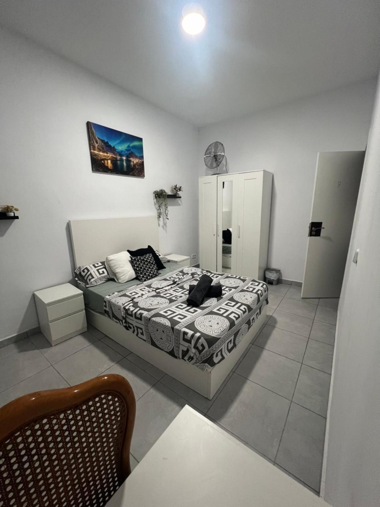 Rooms In Spacious Apartment In City Center 바르셀로나 외부 사진